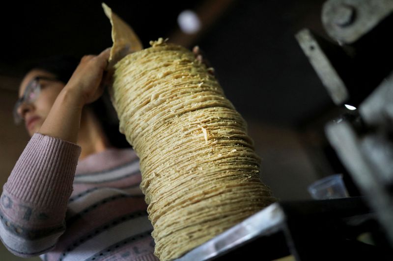 &copy; Reuters. Funcionária prepara tortilhas para serem embaladas em fábrica de Toluca, no México
03/08/2022
REUTERS/Edgard Garrido