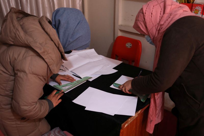 &copy; Reuters. Mulheres afegãs em oficina de costura em Cabul
15/1/2022 REUTERS/Ali Khara