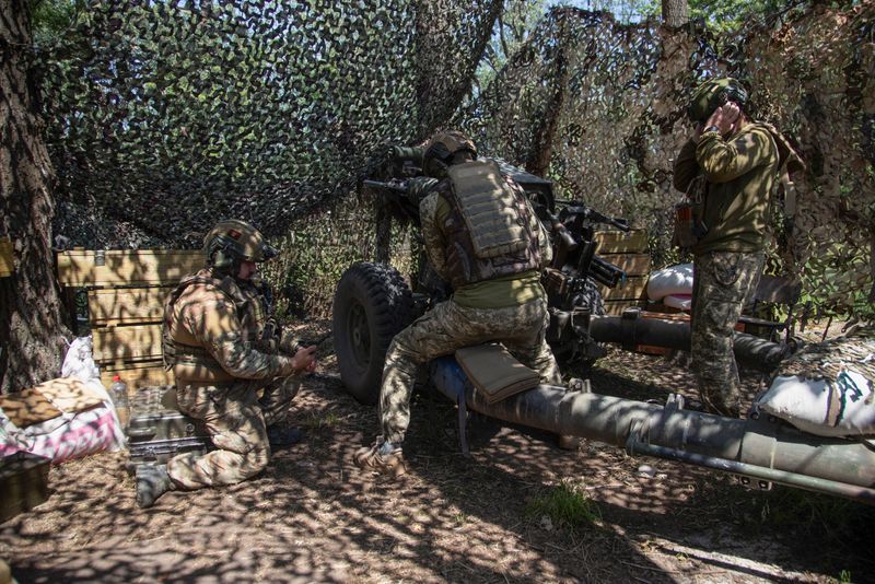 Ukrainian artillerymen praise US howitzers outside Russian-held town