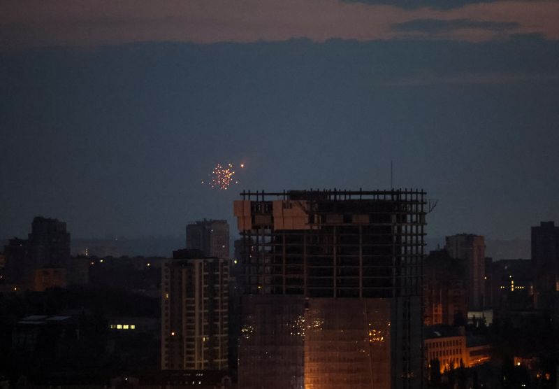 &copy; Reuters. انفجار طائرة مسيرة في سماء المدينة خلال هجوم روسي على أوكرانيا في كييف صباح يوم الثلاثاء. تصوير: جليب جارانيش - رويترز. 