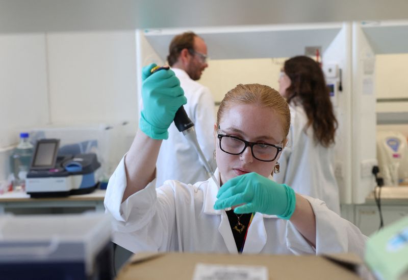 &copy; Reuters. Chemist Zoe Sheaf prepares carbon suspension for bio catalytic hydrogenation at biotechnology research company HydRegen, based at University of Oxford Begbroke Science Park, in Kidlington near Oxford, Britain, June 16, 2023. REUTERS/Toby Melville