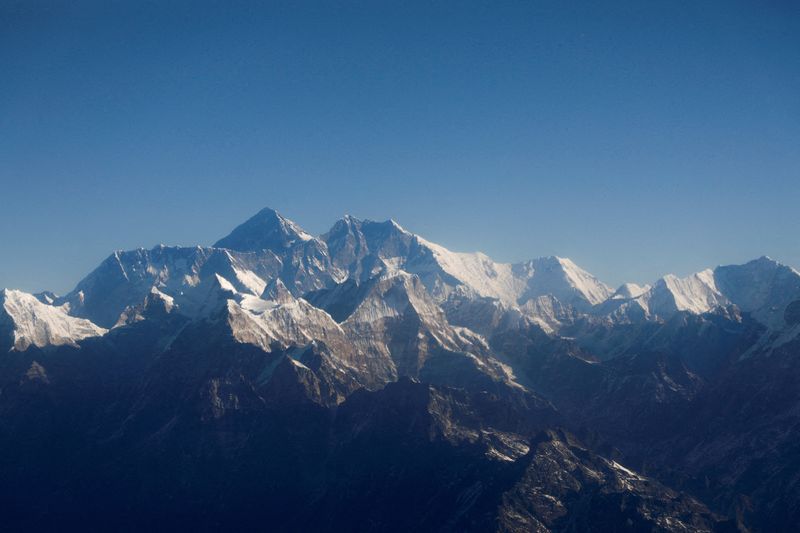 &copy; Reuters. منظر عام لجبل إيفرست خلال رحلة جبلية في نيبال في صورة من أرشيف رويترز. 