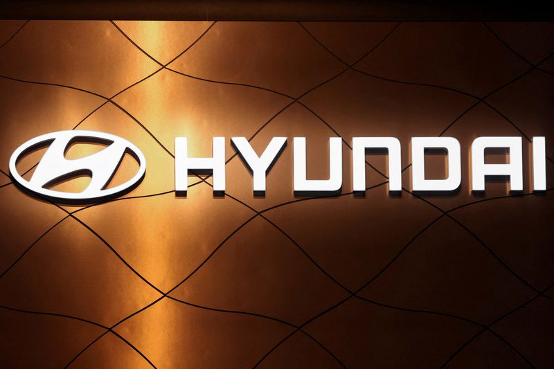 &copy; Reuters. FILE PHOTO: The logo of Hyundai Motor Company is pictured at the New York International Auto Show, in Manhattan, New York City, U.S., April 13, 2022. REUTERS/Andrew Kelly/File Photo