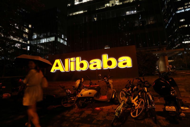 &copy; Reuters. The logo of Alibaba Group is seen lit up at its office building in Beijing, China August 9, 2021. REUTERS/Tingshu Wang/FILE PHOTO