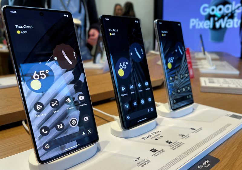 &copy; Reuters. New Google Pixel 7 Pro smartphones are displayed at a launch event for new Google hardware devices in the Brooklyn borough of New York City, New York, U.S., October 6, 2022. REUTERS/Roselle Chen/ FILE PHOTO