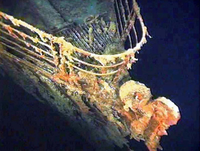 &copy; Reuters. FOTO DE ARCHIVO. La barandilla de babor del Titanic yace a 12.600 pies de profundidad a unas 400 millas al este de Nueva Escocia, tal y como se fotografió a principios de este mes como parte de una expedición conjunta científica y de recuperación patr