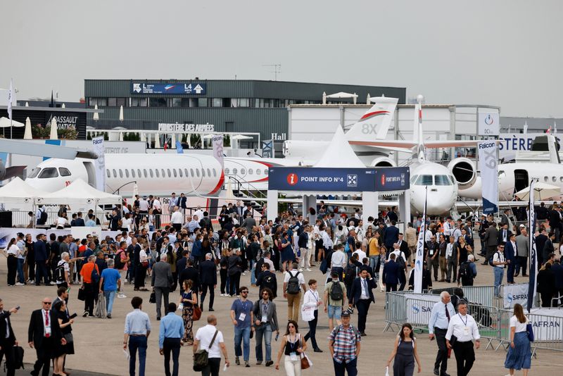 &copy; Reuters. FILE PHOTO: Visitors attend the International Paris Air Show at the Paris-Le Bourget Airport, France June 19, 2023.     LUDOVIC MARIN/Pool via REUTERS /File Photo