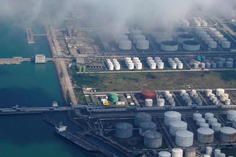 &copy; Reuters. Serbatoi di petrolio e gas in un deposito di petrolio in un porto di Zhuhai, Cina, 22 ottobre 2018. REUTERS/Aly Song/File Photo