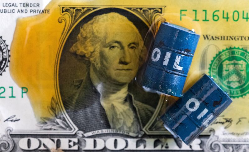 &copy; Reuters. Oil, miniatures of oil barrels and U.S. dollar banknote are seen in this illustration taken, June 6, 2023. REUTERS/Dado Ruvic/Illustration