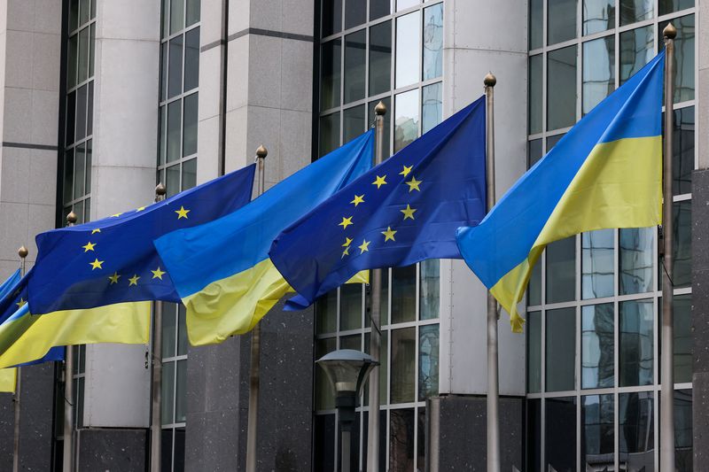 &copy; Reuters. Photo d'archives: Des drapeaux ukrainiens flottent devant le bâtiment du Parlement européen à l'occasion du premier anniversaire de l'invasion russe, à Bruxelles, en Belgique. /Photo prise le 24 février 2023/REUTERS/Yves Herman  