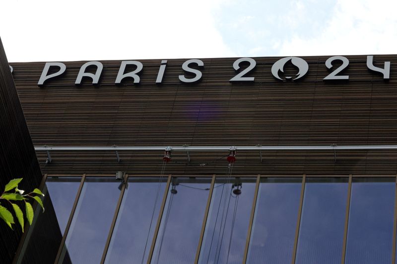 © Reuters. The logo of the Paris 2024 Olympics and Paralympics Games is seen on the Pulse building, the headquarters of the Paris 2024 Olympics organizing committee, as a police search is currently underway, in Saint-Denis near Paris, France, June 20, 2023. REUTERS/Stephanie Lecocq
