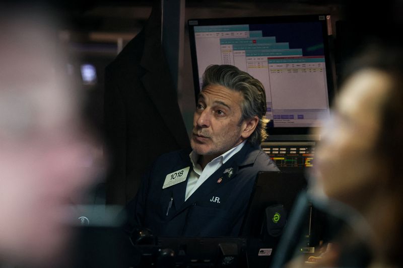 © Reuters. Traders work on the floor of the New York Stock Exchange (NYSE) in New York City, U.S., May 16, 2023.  REUTERS/Brendan McDermid