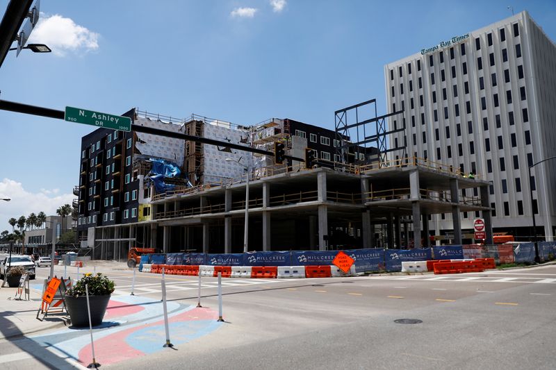 &copy; Reuters. New apartments are seen under construction while building material supplies are in high demand in downtown Tampa, Florida, U.S., May 5, 2021.  REUTERS/Octavio Jones