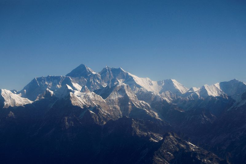 &copy; Reuters. Monte Everest, o pico mais alto do mundo, e outros picos do Himalaia, em Katmandu, Nepal
15/01/2020
REUTERS/Monika Deupala