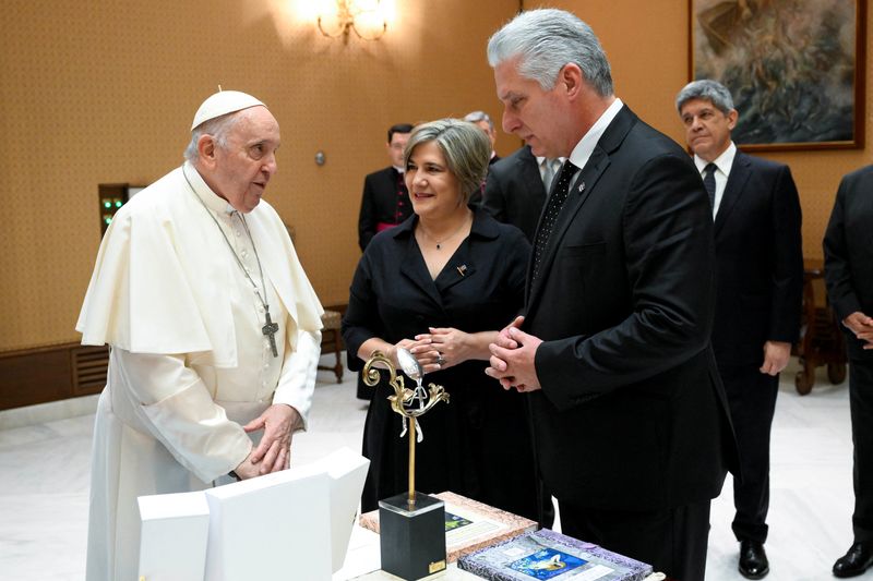 © Reuters. Pope Francis meets with Cuban President Miguel Diaz-Canel at the Vatican, June 20, 2023.  Vatican Media/­Handout via REUTERS   