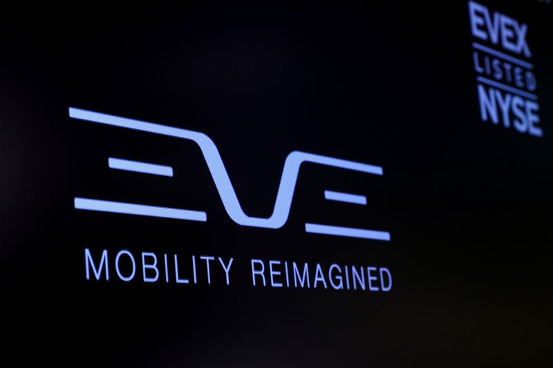 &copy; Reuters. El logo de Eve Air Mobility se muestra en una pantalla durante el debut de la compañía en el piso de la Bolsa de Valores de Nueva York (NYSE) en la ciudad de Nueva York, EEUU, el 10 de mayo de 2022.