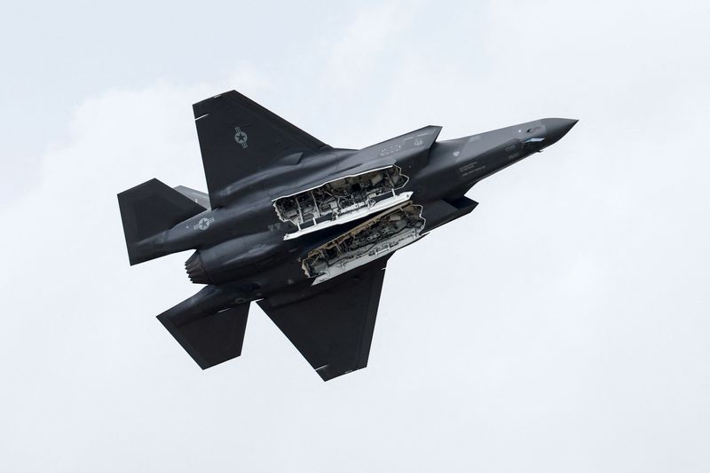 © Reuters. A Lockheed Martin F-35 fighter jet performs a flying display at the 54th International Paris Airshow at Le Bourget Airport near Paris, France, June 20, 2023. REUTERS/Benoit Tessier