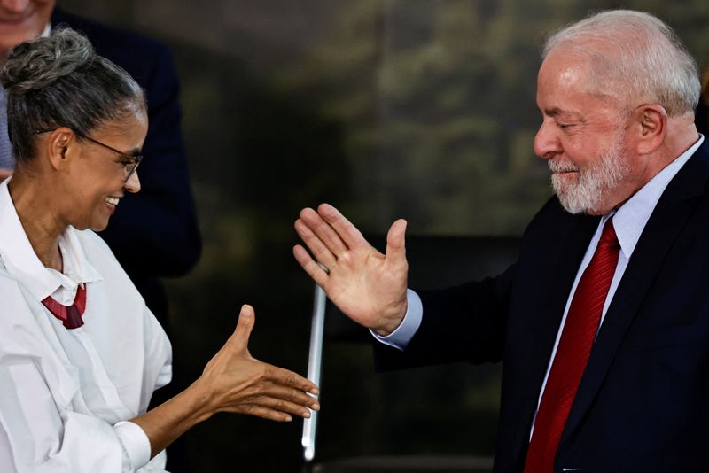 &copy; Reuters. Presidente Luiz Inácio Lula da Silva cumprimenta ministra do Meio Ambientem Marina Silva, em Brasília
05/06/2023 REUTERS/Ueslei Marcelino