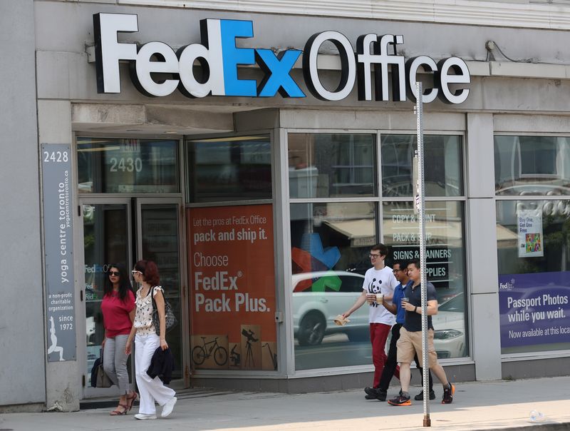 &copy; Reuters. People pass a FedEx Office store in Toronto, Ontario, Canada, July 21, 2017. REUTERS/Chris Helgren