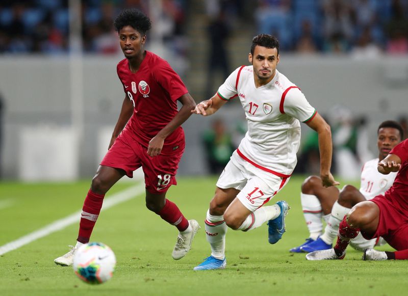 &copy; Reuters. Oct 15, 2019 
Foto de archivo del futbolista de Qatar's Yusuf Abdurisag en acción ante el omaní Ali Al-Busaidi 
 REUTERS/Ibraheem Al Omari/ 