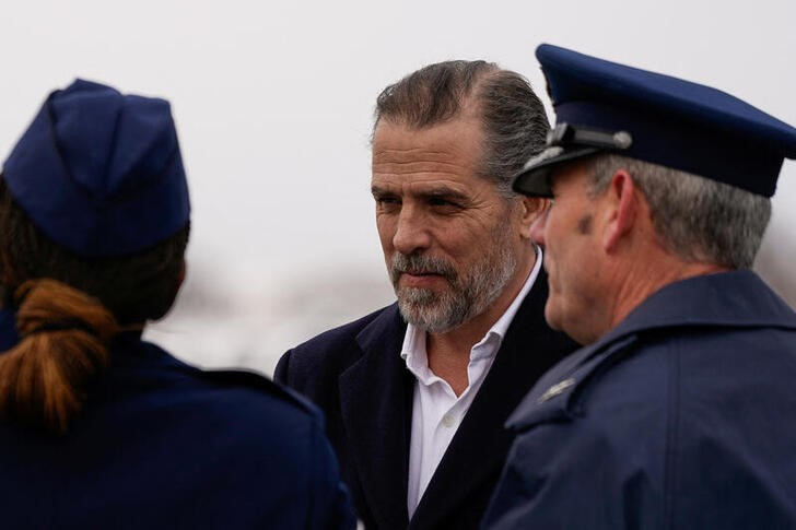 © Reuters. Hunter Biden arrives at at Hancock Field Air National Guard Base after disembarking from Air Force One with his father, U.S. President Joe Biden, in Syracuse, New York, U.S., February 4, 2023. REUTERS/Elizabeth Frantz