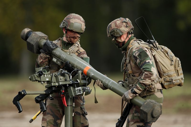 &copy; Reuters. Des soldats français portent des missiles Mistral lors d'une démonstration à Versailles. /Photo d'archives/REUTERS/Benoit Tessier 