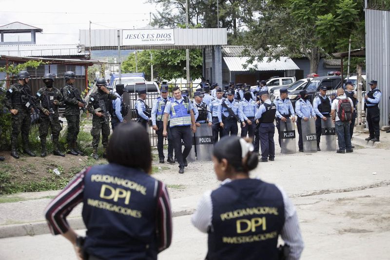 &copy; Reuters. Forças de segurança do lado de fora de prisão feminina nos arredores de Tegucigalpa, em Honduras
20/06/2023
REUTERS/Fredy Rodríguez