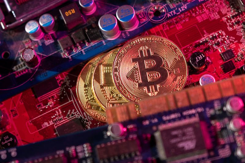 &copy; Reuters. FILE PHOTO: Representations of cryptocurrency Bitcoin are placed on a PC motherboard in this illustration taken June 16, 2023. REUTERS/Dado Ruvic/Illustration