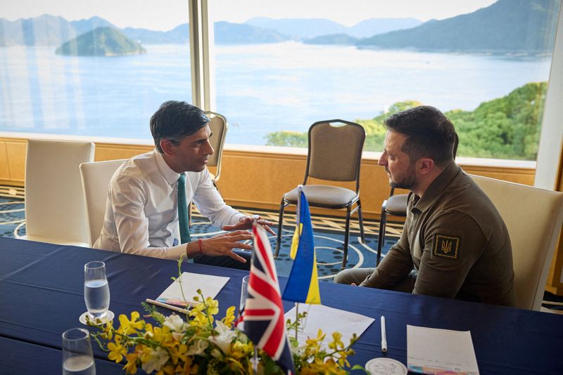 &copy; Reuters. FILE PHOTO: Ukraine's President Volodymyr Zelenskiy and British Prime Minister Rishi Sunak attend a meeting during the G7 leaders' summit in Hiroshima, Japan May 20, 2023  Ukrainian Presidential Press Service/Handout via REUTERS/File Photo