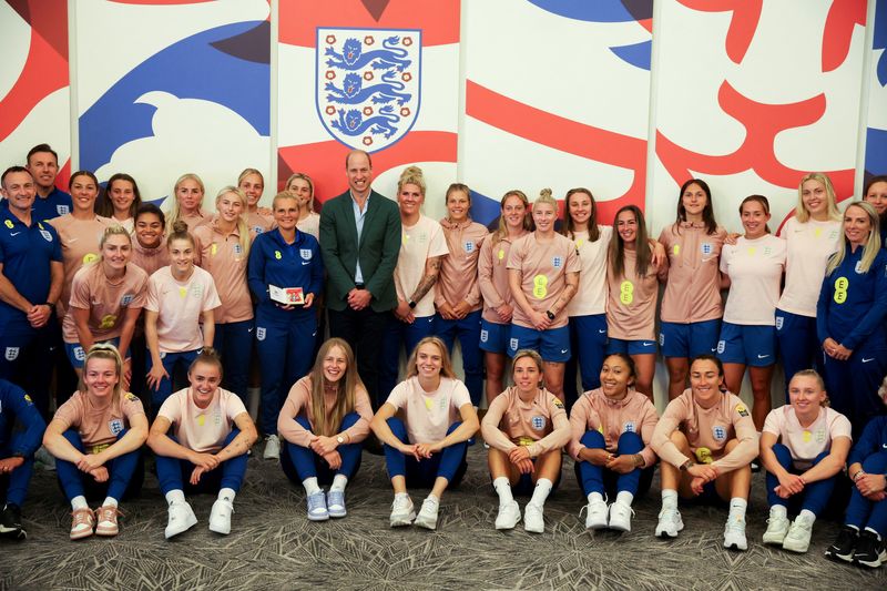 &copy; Reuters. Príncipe William, presidente da Associação de Futebol do Reino Unido, faz visita surpresa à seleção britânica feminina no centro de treinamento em Burton upon Trent, Reino Unido
20/06/2023
REUTERS/Phil Noble/Pool