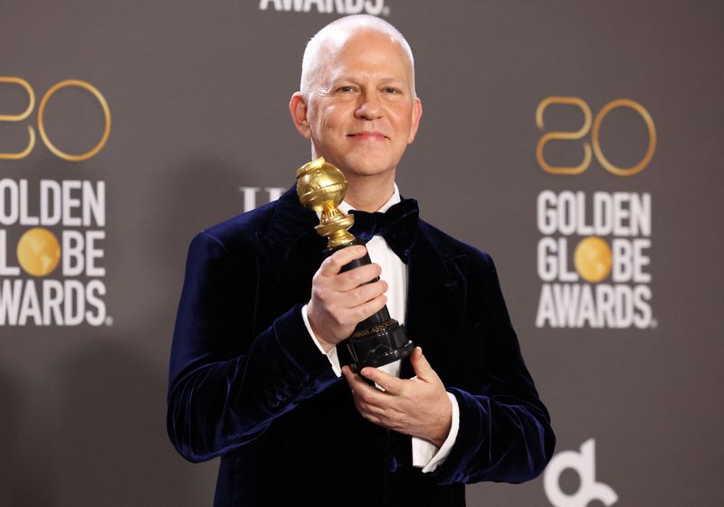 © Reuters. Ryan Murphy poses with the Carol Burnett Award at the 80th Annual Golden Globe Awards in Beverly Hills, California, U.S., January 10, 2023. REUTERS/Mario Anzuoni