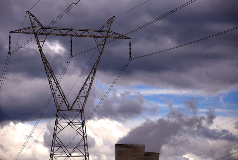 &copy; Reuters. FILE PHOTO: Power lines and storm clouds can be seen above the Bayswater coal-powered thermal power station located near the central New South Wales town of Muswellbrook, Australia March 14, 2017. REUTERS/David Gray/File Photo