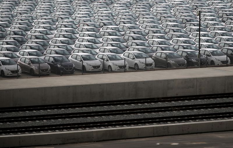 &copy; Reuters. Vehicles are parked at a cargo terminal at Piraeus port, near Athens May 20, 2015. April registrations in Greece rose to 7,801, a 43 percent leap from a year ago and a 19 percent rise from the 6,529 cars sold in March, ACEA figures show.  REUTERS/Alkis Ko