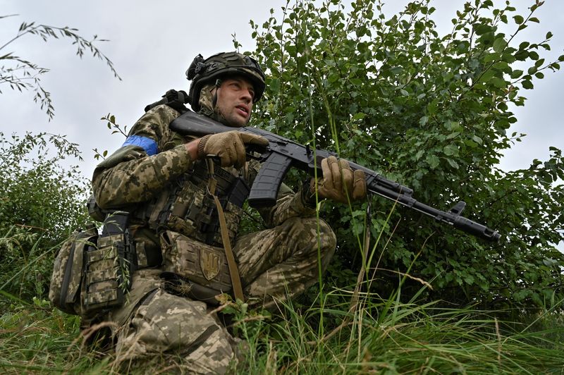 &copy; Reuters. جندي أوكراني أثناء تدريب عسكري في ساحة تدريب بمنطقة زابوريجيا بأوكرانيا يوم 15 يونيو حزيران 2023. تصوير: رويترز. 