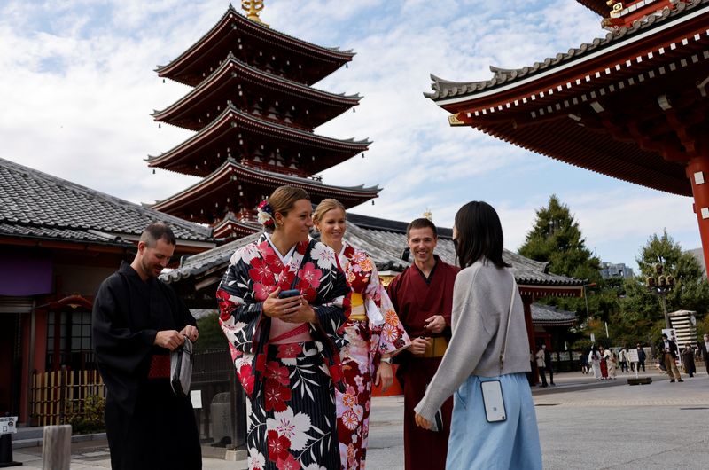 &copy; Reuters. 　６月２１日　日本政府観光局（ＪＮＴＯ）が２１日発表した５月の訪日外国人客数は１８９万８９００人（推計）だった。写真は２０２２年１０月、東京・浅草で撮影（２０２３年　ロイ