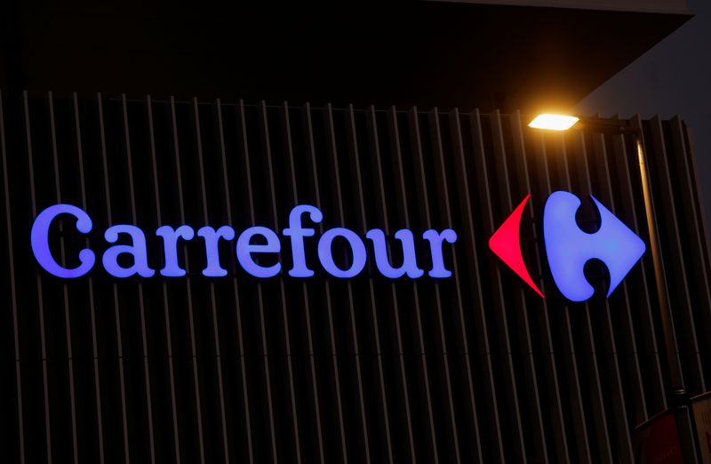 &copy; Reuters. FILE PHOTO: The logo of Carrefour is seen at a Carrefour Hypermarket store in Nice, France, February 21, 2022. REUTERS/Eric Gaillard