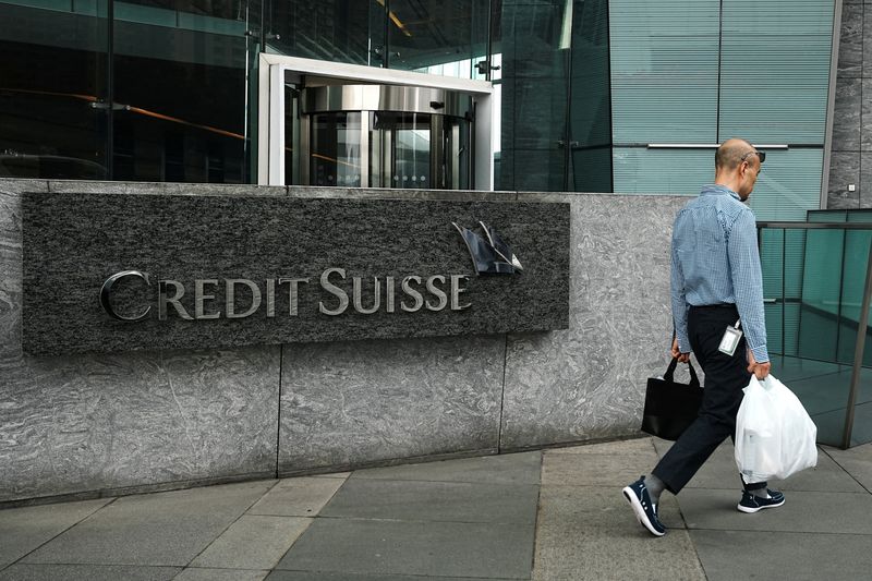 &copy; Reuters. FOTO DE ARCHIVO: Un peatón pasa junto a un logotipo de Credit Suisse fuera de su edificio de oficinas en Hong Kong, China 21 de marzo 2023. REUTERS/Lam Yik