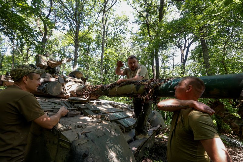 &copy; Reuters. Soldados ucranianos conversam em cima de tanque russo capturado, em Bakhmut, Ucrânia
19/06/2023
Radio Free Europe/Radio Liberty/Serhii Nuzhnenko via REUTERS