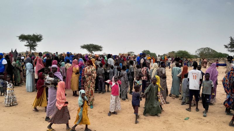 &copy; Reuters. Sudaneses aguardam para serem registrados em campo de refugiados, em Adre, Chade
26/04/2023
REUTERS/Mahamat Ramadane