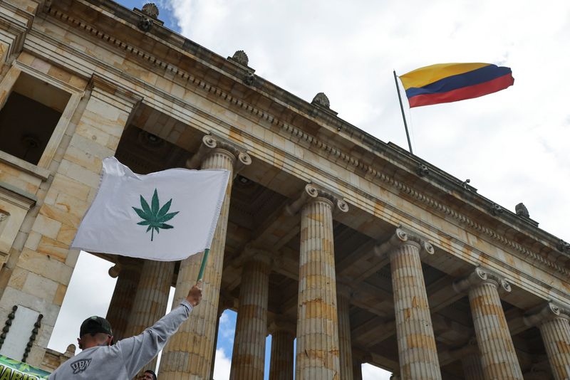 &copy; Reuters. People demonstrate in front of the Colombian Congress, in favor of the regulation of marijuana for adult use in Bogota, Colombia June 20, 2023. REUTERS/Luisa Gonzalez