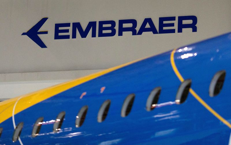 &copy; Reuters. FOTO DE ARCHIVO. El logo del fabricante de aviones brasileño Embraer SA se ve en la sede de la compañía en Sao José dos Campos, Brasil, el 28 de febrero de 2018. REUTERS/Roosevelt Cassio