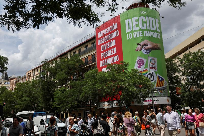 &copy; Reuters. FOTO DE ARCHIVO: Un cartel publicitario del partido de extrema derecha Vox, en el que se observa una mano tirando a una papelera símbolos que aluden al feminismo, el comunismo, las personas LGBTI, el movimiento okupa y el independentismo catalán, colgad