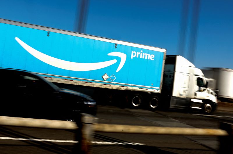 &copy; Reuters. FOTO DE ARCHIVO: Un camión de Amazon Prime es fotografiado mientras cruza el puente George Washington en la ruta interestatal 95 durante el evento de compras de dos días de Amazon "Prime Early Access Sale" para miembros de Amazon en la ciudad de Nueva Y