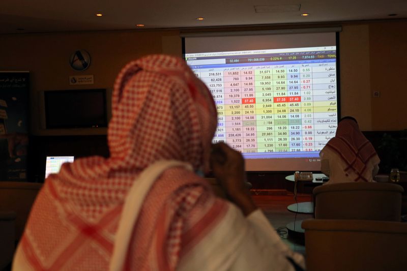 &copy; Reuters. متعاملون سعوديون يتابعون حركة تداول الأسهم داخل سوق الأوراق المالية السعودية بالرياض في صورة من أرشيف رويترز . 