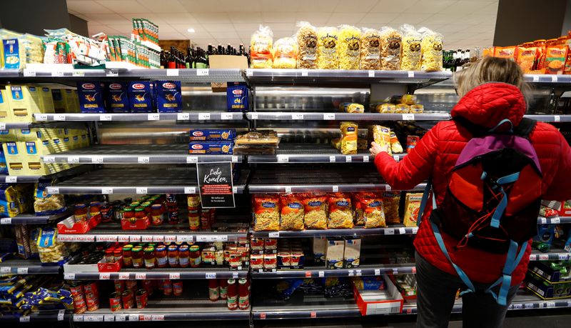 © Reuters. A customer buys noodles in a supermarket during the spread of the coronavirus disease (COVID-19) in Berlin, Germany, March 17, 2020.   REUTERS/Fabrizio Bensch