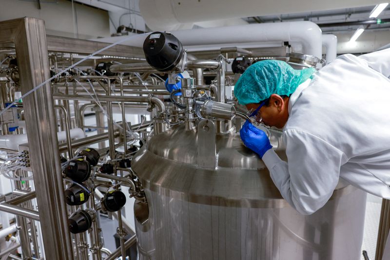 &copy; Reuters. FILE PHOTO: Founder & CEO Uma Valeti peers into one of the cultivation tanks at the Upside Foods plant, where lab-grown meat is cultivated, in Emeryville, California, U.S. January 11, 2023. REUTERS/Peter DaSilva/File Photo