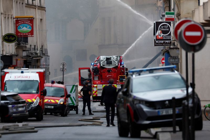 &copy; Reuters. Forze dell'ordine e vigili del fucoo per le strade del quinto arrondissement di Parigi dopo un'esplosione. REUTERS/Gonzalo Fuentes