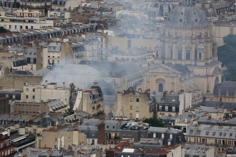 &copy; Reuters. De la fumée s'élève au-dessus des toits suite à une explosion de gaz dans le cinquième arrondissement de Paris. /Photo prise le 21 juin 2023/REUTERS/Stephanie Lecocq 