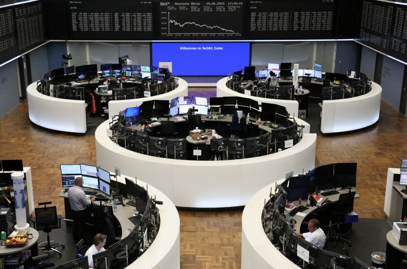&copy; Reuters. شاشات تعرض بيانات من مؤشر داكس الألماني في بورصة فرانكفورت يوم 19 يونيو حزيران 2023. تصوير: رويترز.
