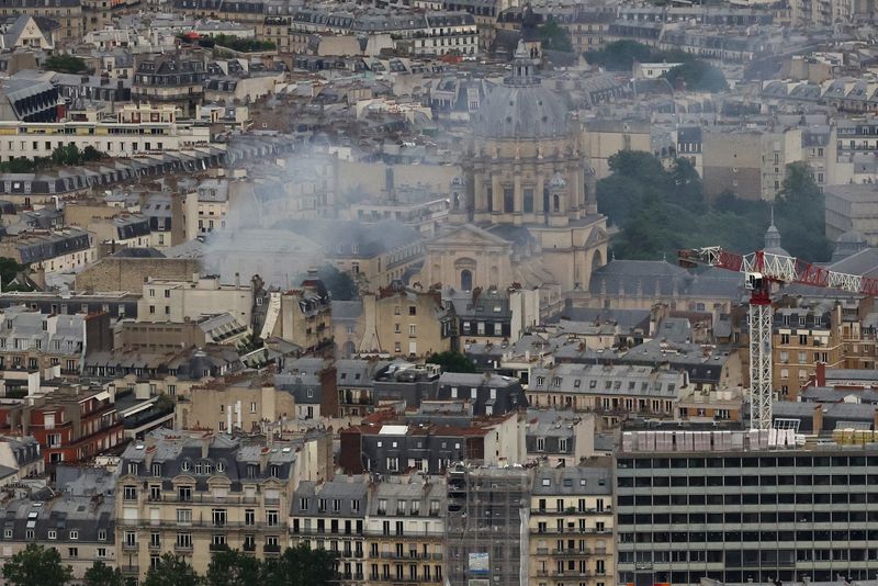 © Reuters. Fumaça sobe de telhados após explosão de gás no quinto arrondissement de Paris, França
21/06/2023
REUTERS/Stephanie Lecocq